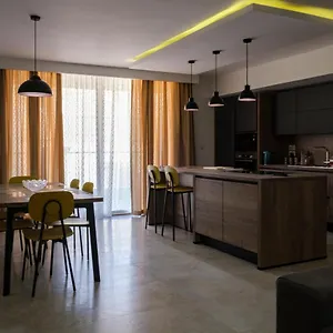 Modern 3 Bedroom In Apartment